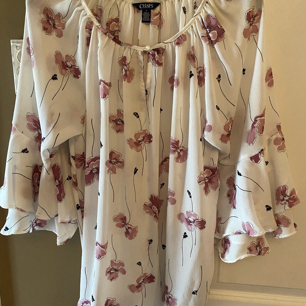 Beautiful and flowing Chaps blouse.